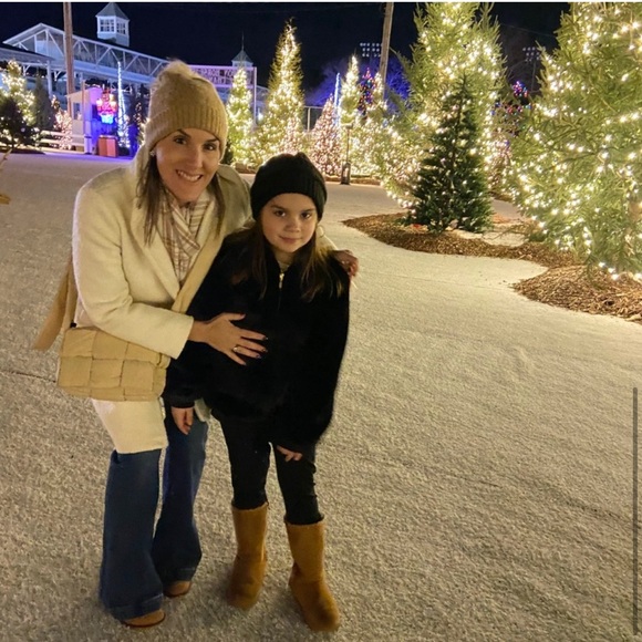 Hi! I’m Annie. Thanks for shopping my closet! Make yourself at home. :) - Picture 5 of 7